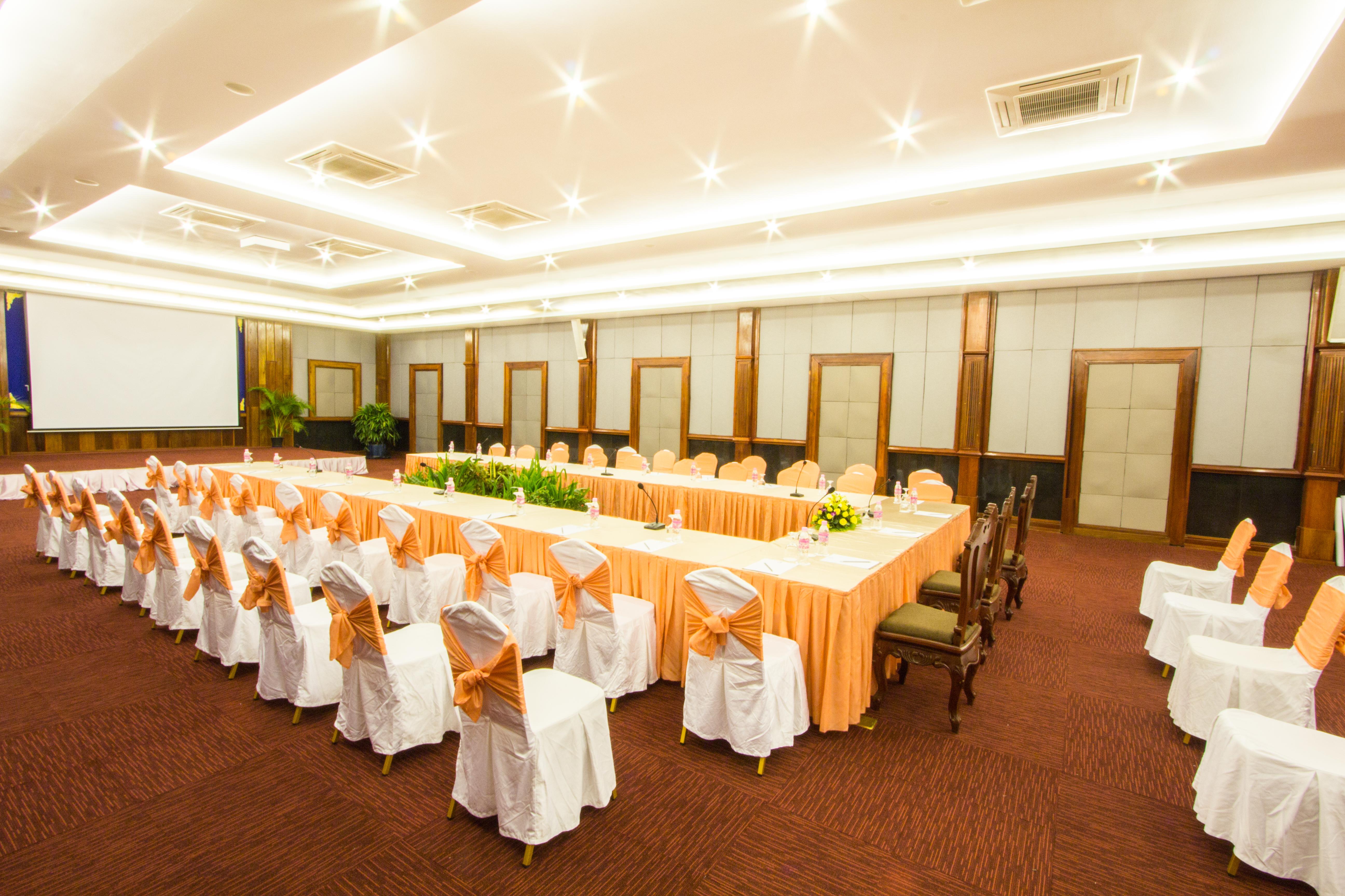 Royal Empire Premium Hotel Siem Reap Exterior foto