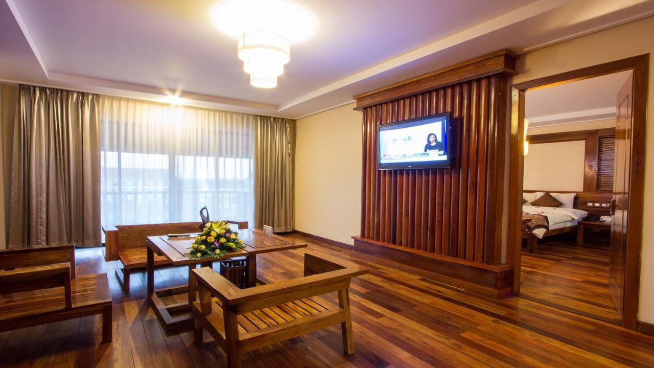 Royal Empire Premium Hotel Siem Reap Exterior foto