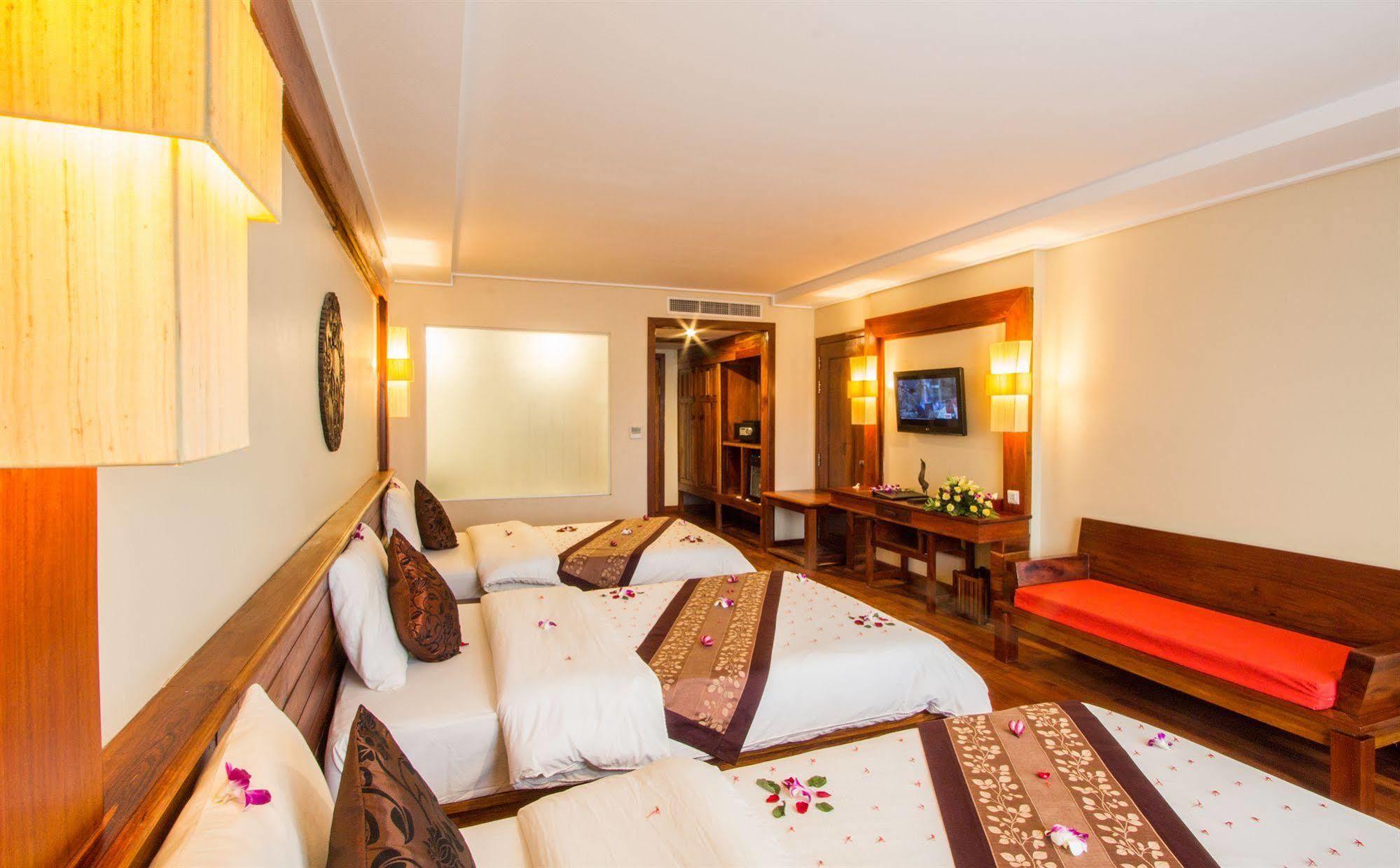 Royal Empire Premium Hotel Siem Reap Exterior foto